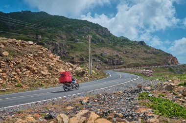 Vietnam 'da motosikletli bir adada gidilecek mükemmel bir yol.