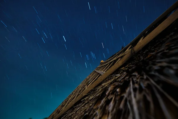 Cabaña con una noche estrellada arriba — Foto de Stock