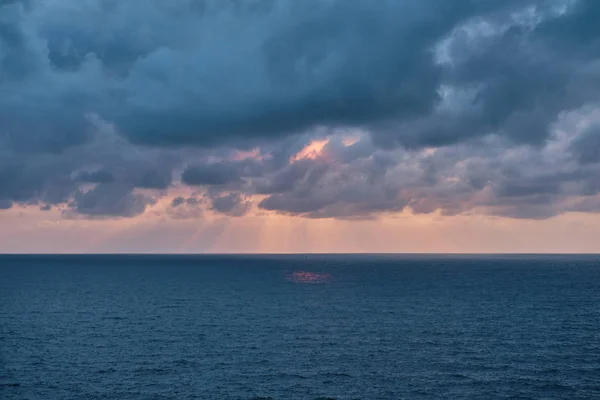 Oceán a mraky při západu slunce s paprsky — Stock fotografie