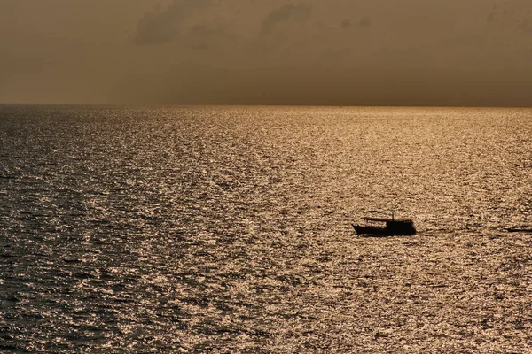 Tour boat riding on the ocean during sunset — Stock Photo, Image