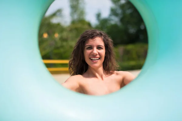Flicka vid poolen med en bra tid, leker med gummi flyta. — Stockfoto
