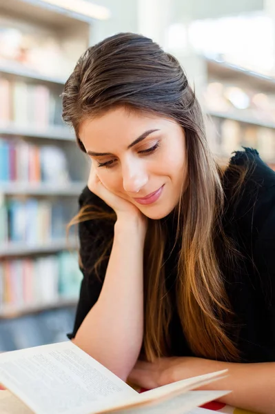 Student tjej i ett bibliotek — Stockfoto