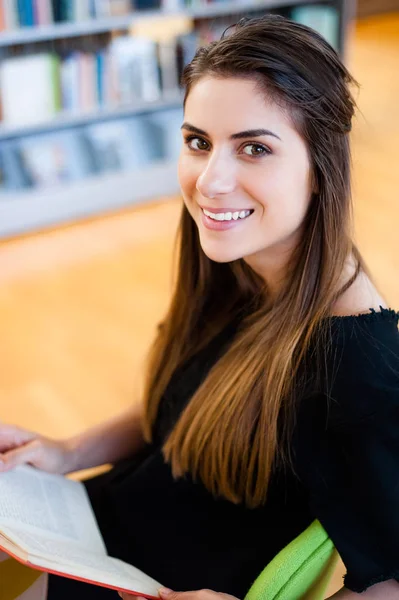 Student girl in a library — Stock Photo, Image