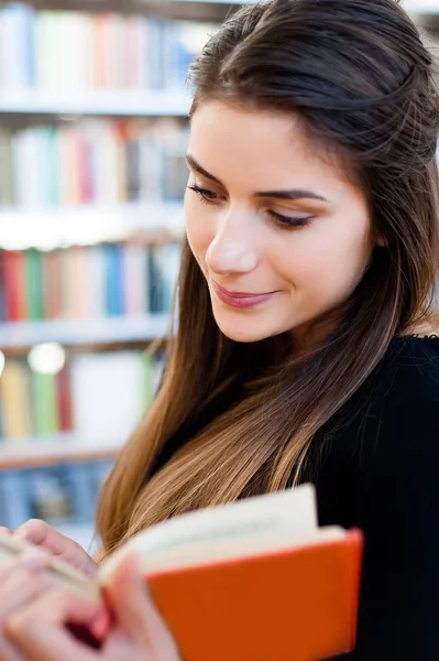 Studente ragazza in una biblioteca — Foto Stock