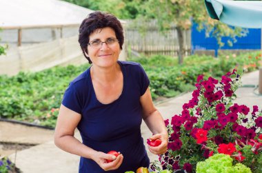 Taze sebze ve çiçeklerle kadın kıdemli