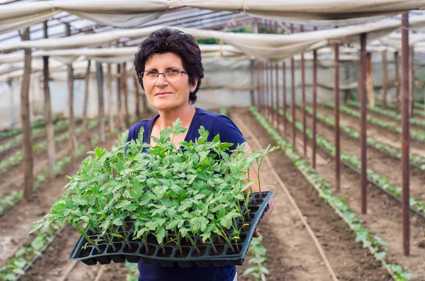 Jardinería de mujer con placer . — Foto de Stock