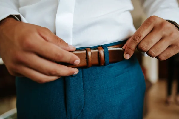 Empresario poniéndose cinturón . — Foto de Stock