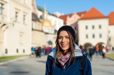 Genç kadın turist Kracow şehir içinde