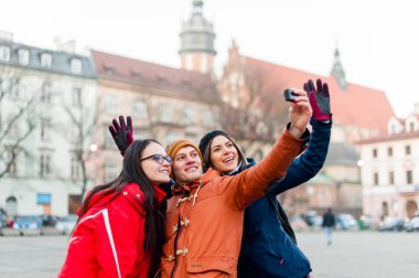 Turistik bir şehirde giyilebilir kamera ile selfies teyel arkadaşlar