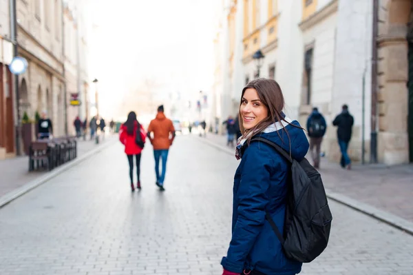 Chica con mochila en la ciudad —  Fotos de Stock