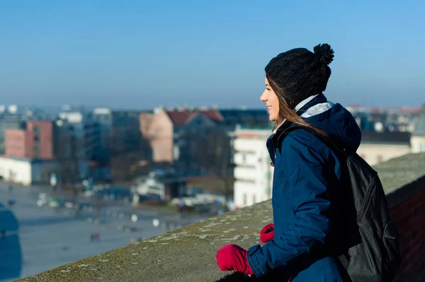 Meisje toeristische genieten van de stad uit het bovenstaande. — Stockfoto