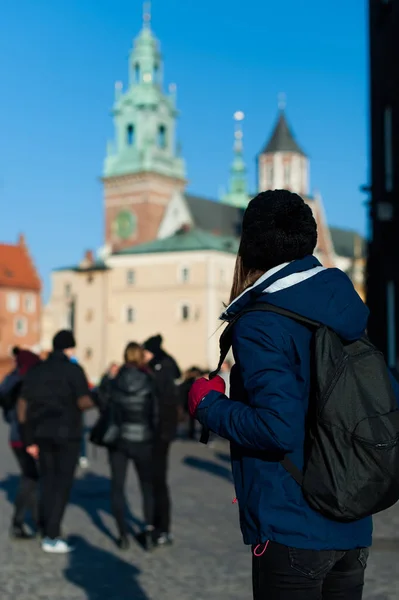 Toerist van de jonge vrouw in de stad van Wisle, Polen, een bezoek aan de stad. — Stockfoto