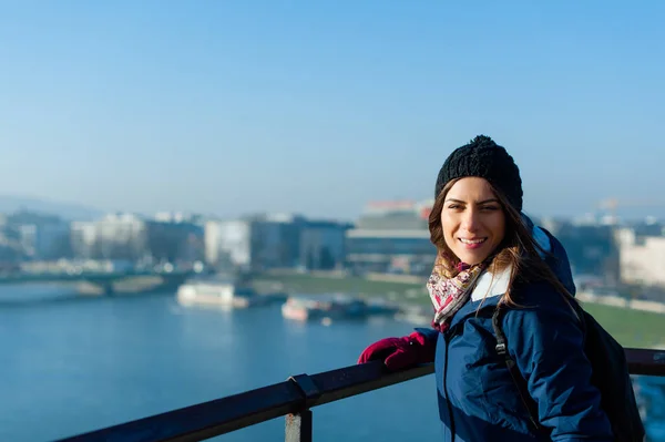 Meisje kijken naar de stad uit het bovenstaande. — Stockfoto