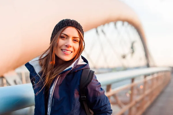 Touristenmädchen mit einem breiten Lächeln zu Besuch in der Stadt — Stockfoto