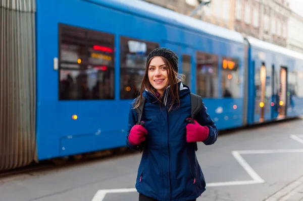 Dívka stojící ve stanici tramvají kolemjdoucí — Stock fotografie