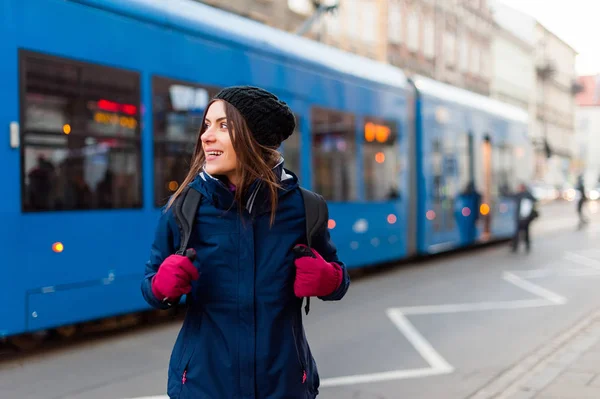 Chica en la ciudad, el transporte público en el fondo . — Foto de Stock