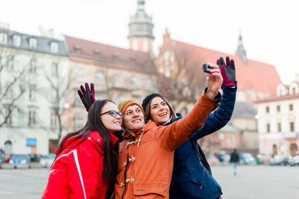 Φίλοι στερέωση selfies με φορετά φωτογραφική μηχανή σε μια τουριστική πόλη — Φωτογραφία Αρχείου