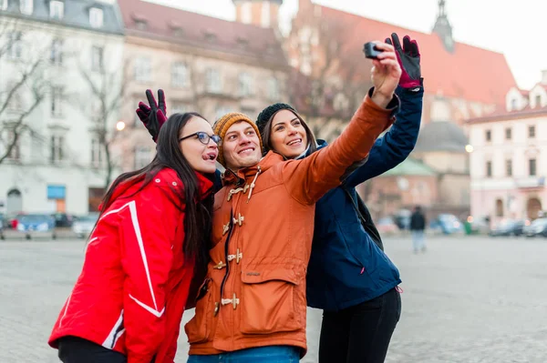Amigos tirando uma selfie com câmera wearable — Fotografia de Stock
