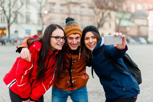 Amigos en un centro turístico de la ciudad, tomando una selfie . — Foto de Stock