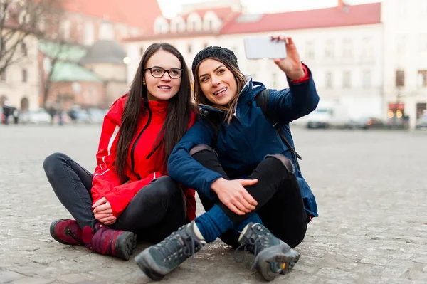 Girlfriends taking a self portret in the city. — Stock Photo, Image
