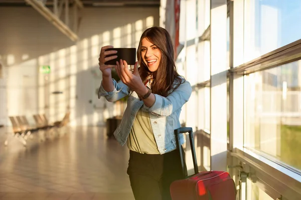 Kadın portresi telefon ile havaalanından alarak — Stok fotoğraf
