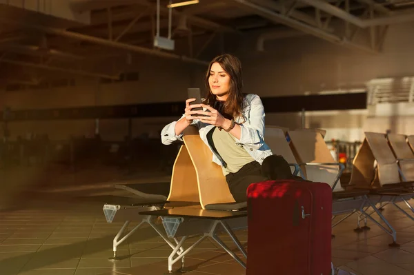 Donna sms e utilizzando il telefono prima di salire sull'aereo — Foto Stock