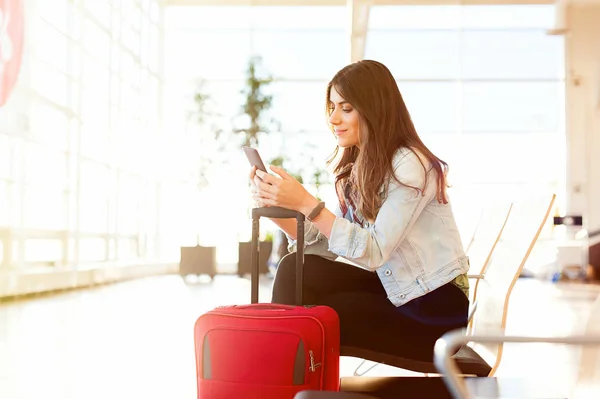 Kadın manifatura ve uçakta almadan önce telefon kullanma — Stok fotoğraf