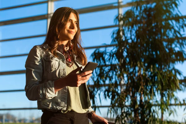 Chica joven con bolsa de carrito en la sala de espera del aeropuerto . —  Fotos de Stock