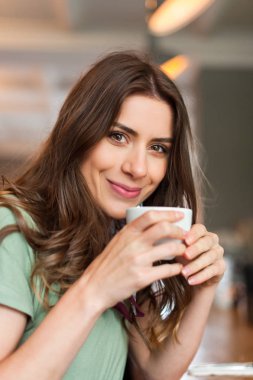Pozitif kız oturan bir mola bar cafe Shop 