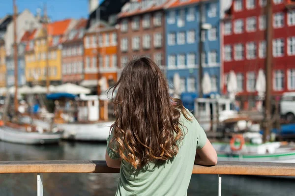 Tourist woman admiring the colored old houses — Stock Photo, Image