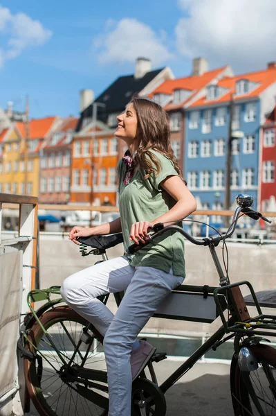 Ευτυχισμένη γυναίκα με ποδήλατο ψάχνει πλευρά — Φωτογραφία Αρχείου