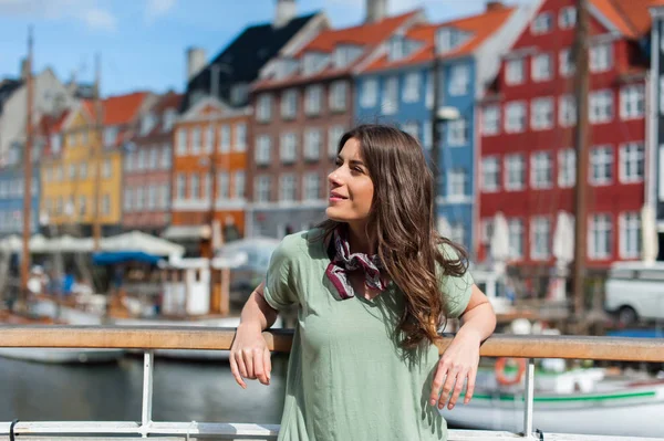 Turistické žena na molu přístavu Nyhavn, Kodaň, Dánsko. — Stock fotografie