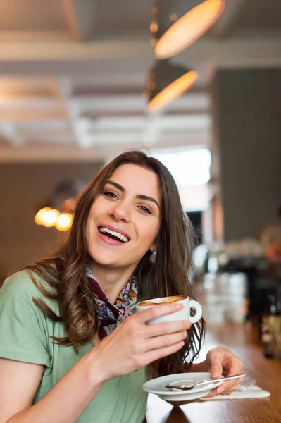 한 잔의 커피를 들고 카페가 게에서 긍정적인 아름 다운 소녀 — 스톡 사진