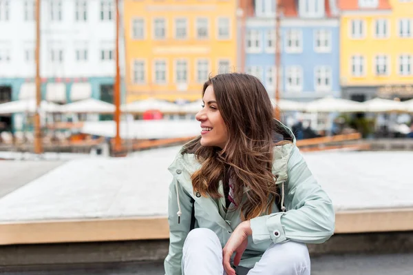 Turisztikai nő a Nyhavn kikötő mólón, Koppenhága, Dánia. — Stock Fotó