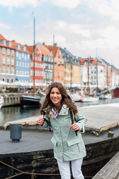 Туристична жінка в Копенгагені, Данія, Нюхавн та забезпечує. — стокове фото