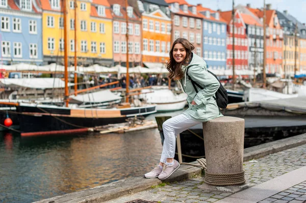 Unga turist kvinna besöker Scandinavia — Stockfoto