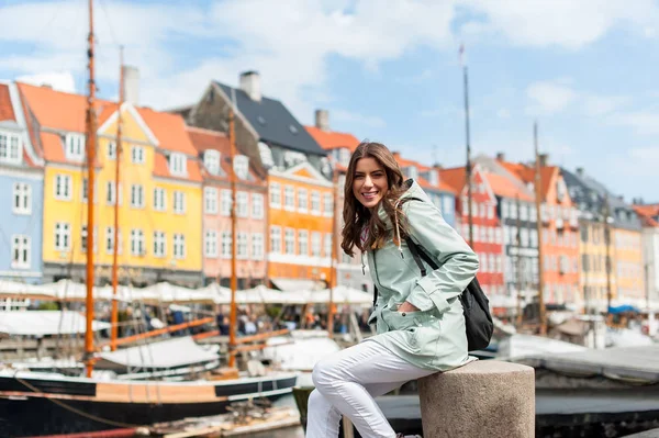 Žena šťastný mladý turista s batohem v Kodani — Stock fotografie