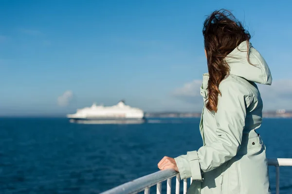 Girl on a ferry in the middle of the ocean — Stock Photo, Image