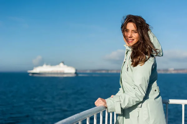 Mädchen auf dem Meer, das eine Fähre segelt — Stockfoto