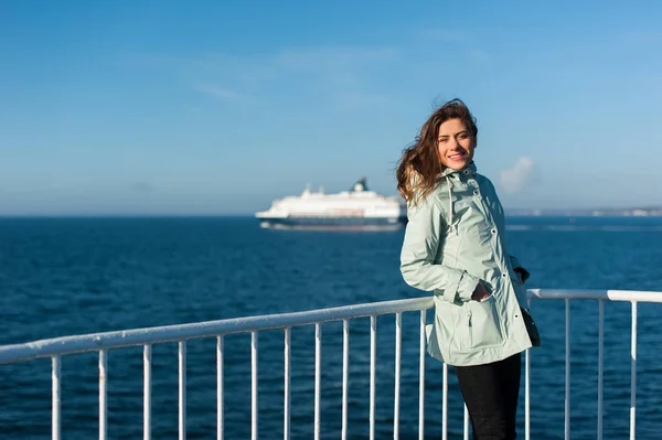 Girl on the ocean on a cruise liner — Stock Photo, Image