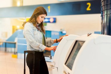 Self servis check makinasıyla havaalanında kız 