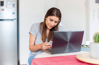 Modern teknoloji kullanan genç kadın