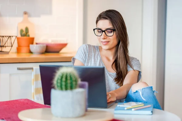 Chica trabajando / navegando en línea en su computadora portátil —  Fotos de Stock