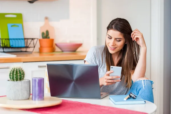Flickan sitter bekvämt hemma med modern teknik — Stockfoto