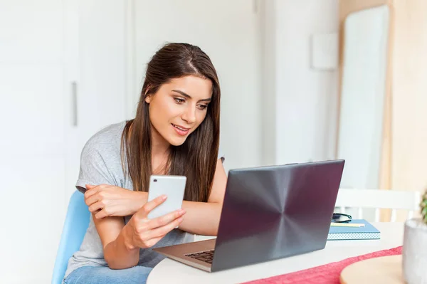 Fille à la maison en utilisant la technologie moderne — Photo