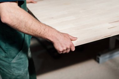 Bir tezgah tutan adam işçi