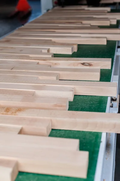 Stapel hout op elektrische borstel machine — Stockfoto