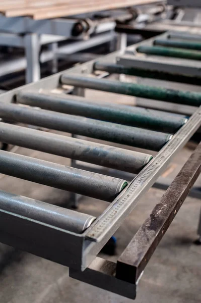 Máquina industrial em uma fabricação de madeira — Fotografia de Stock