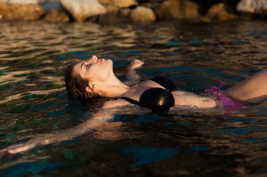 Yüzme ve denizin rahatlatıcı kadın.