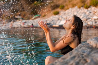 Deniz yan oynarken kadın 